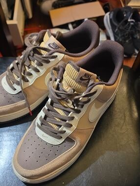 Nike Men’s Low-Top Sneakers in Brown and Cream